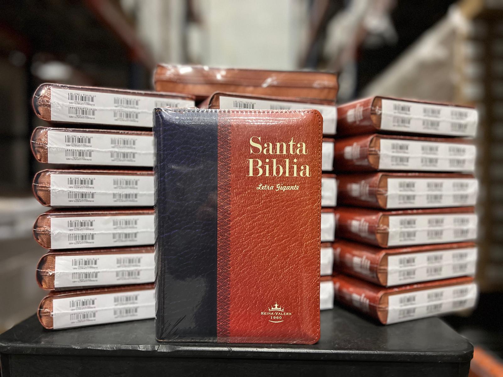 Santa Biblia Manual Letra Gigante Imitación Piel, Azul/Cafe - Caja 20 unidades Santa Biblia Manual Letra Gigante Imitación Piel, Azul/Cafe - Caja 20 unidades