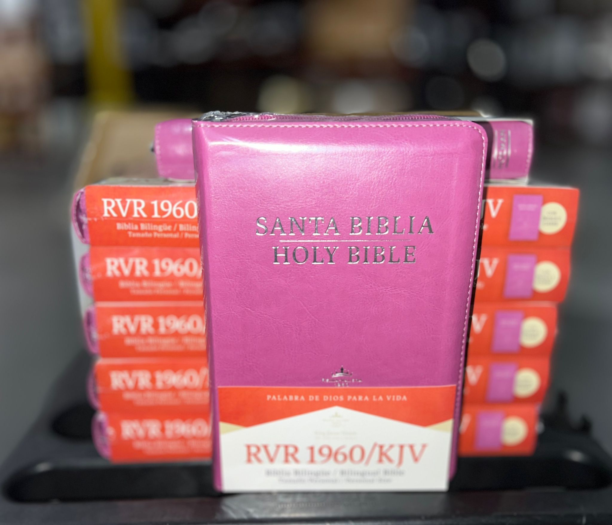 Biblia Bilingue / Rosa / Manual / Letra Pequeña / Imitación Piel / With Index and Zipper / RVR 1960 / Caja de 12 unidade