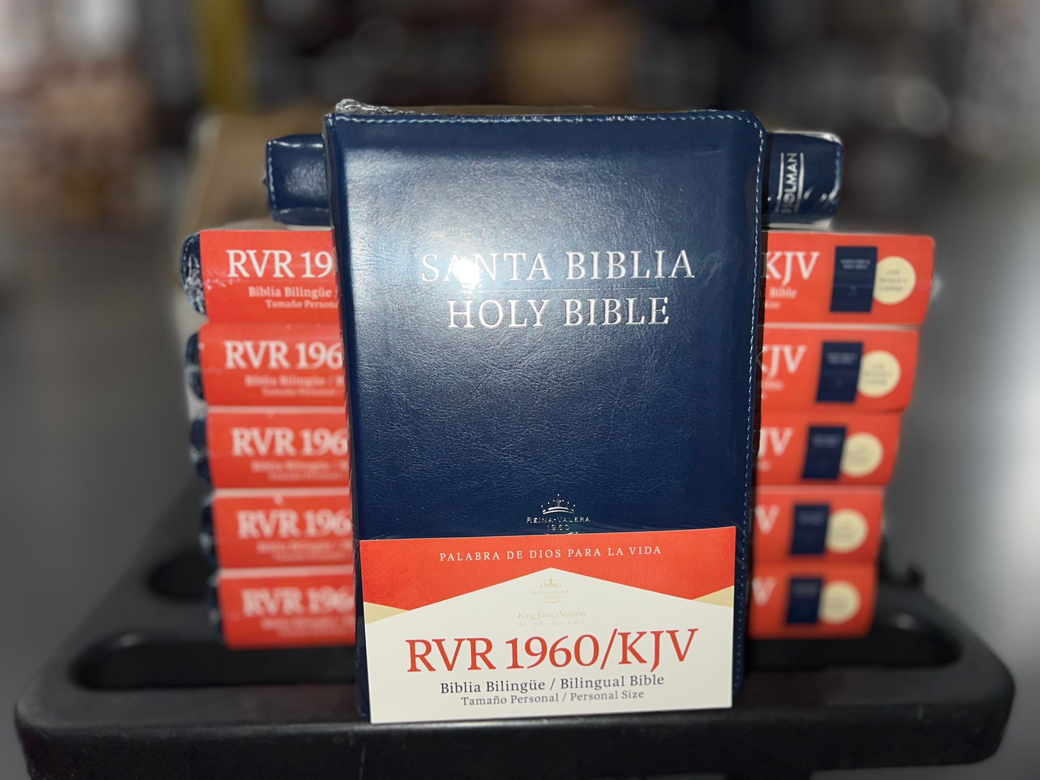 Biblia Bilingue / Azul / Manual / Letra Pequeña / Imitación Piel / With Index and Zipper / RVR 1960 / Caja de 12 unidades Biblia Bilingue / Azul / Manual / Letra Pequeña / Imitación Piel / With Index and Zipper / RVR 1960 / Caja de 12 unidades