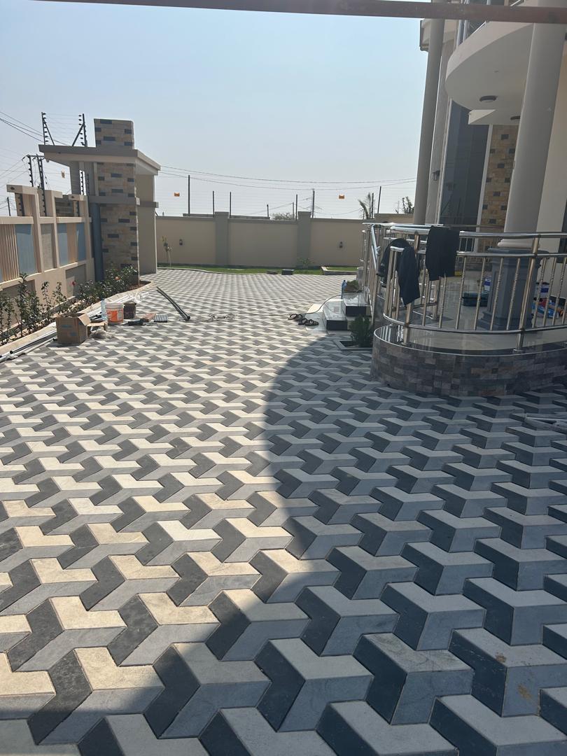 Arrow paving blocks