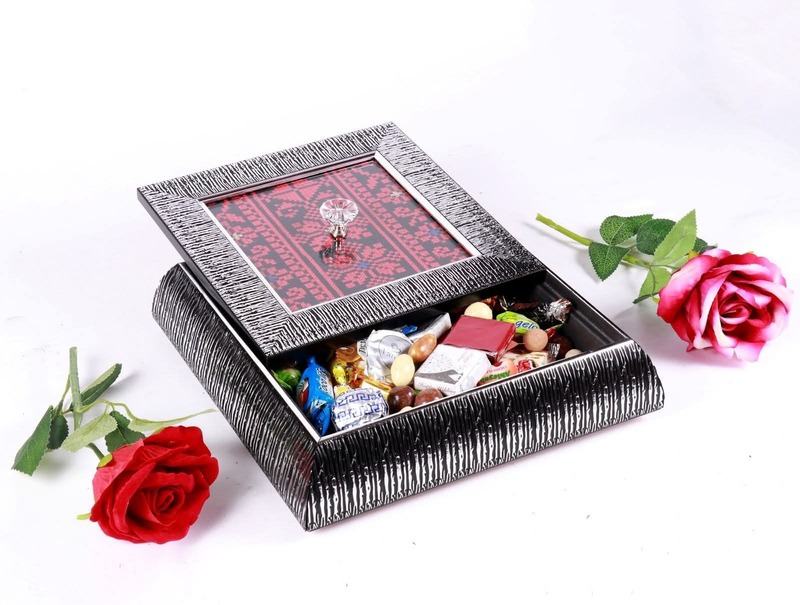 مضيفة حلو خشبية مربعة  لون أسود