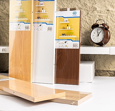 ارفف خشبية معلقة بعدة الوان