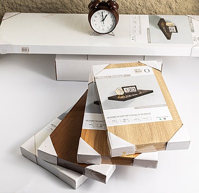 ارفف خشبية معلقة بعدة الوان