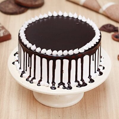 Choco Dripping Snowy Cake