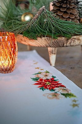 Tovagliette Natale a Punto Croce 80x80 cm kit completo su tela aida Tovagliette Natale a Punto Croce 80x80 cm kit completo su tela aida