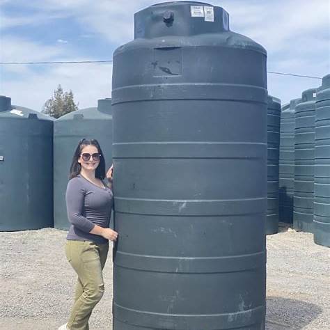 Snyder Industries 750 Gallon Green Vertical Water Tank Snyder Industries 750 Gallon Green Vertical Water Tank