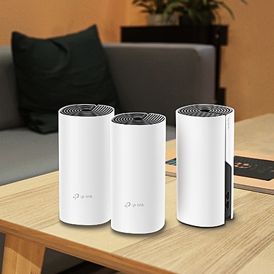 Deco M4 three‑pack units placed in living room